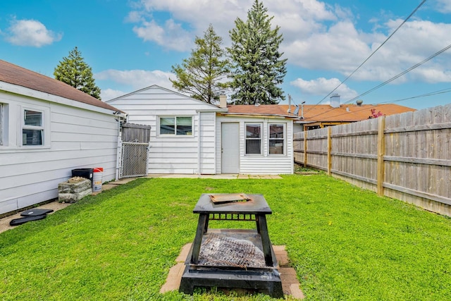 view of yard featuring a gate