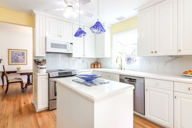 1054 Evergreen Dr, Carol Stream, IL 60188 - kitchen with stainless steel appliances, a sink, backsplash, light wood-style floors, and a ceiling fan