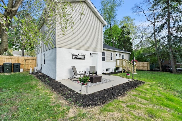 250 N Oak St, Palatine, IL 60067 - back of property with a patio