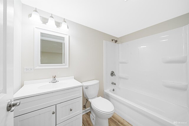 15320 Harding Ave, Midlothian, IL 60445 - full bathroom featuring wood finished floors, toilet, vanity, washtub / shower combination, and baseboards
