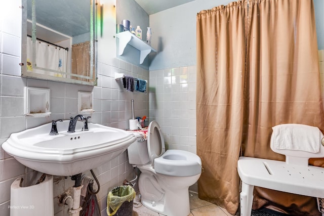 9245 S Justine St, Chicago, IL 60620 - full bath featuring tile walls, toilet, tile patterned floors, and a sink