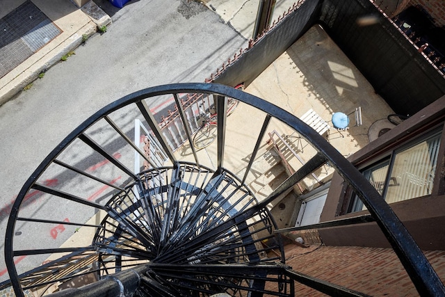 213 W Wisconsin St, Chicago, IL 60614 - view of staircase
