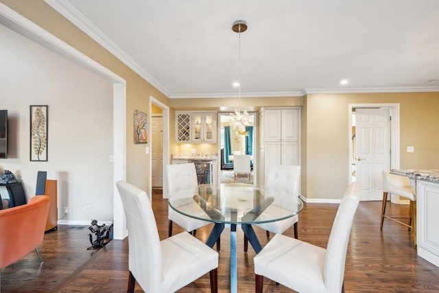 dining space featuring crown molding, baseboards, dark wood-style floors, recessed lighting, and bar area