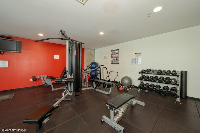 workout room featuring recessed lighting