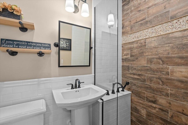 208 N Pkwy, Prospect Heights, IL 60070 - bathroom featuring tile walls, toilet, and a wainscoted wall