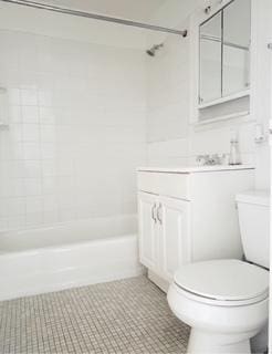 135 S Kenilworth Ave Unit 8, Oak Park, IL 60302 - bathroom with toilet, vanity, and shower / bath combination