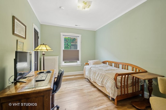 2950 W Wilson Ave, Chicago, IL 60625 - bedroom featuring light wood-type flooring, ornamental molding, baseboards, and a desk