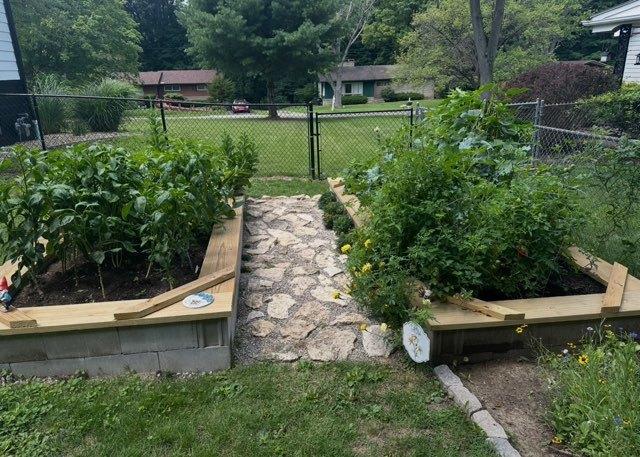 1415 Woodridge Dr, Danville, IL 61832 - view of yard featuring a garden