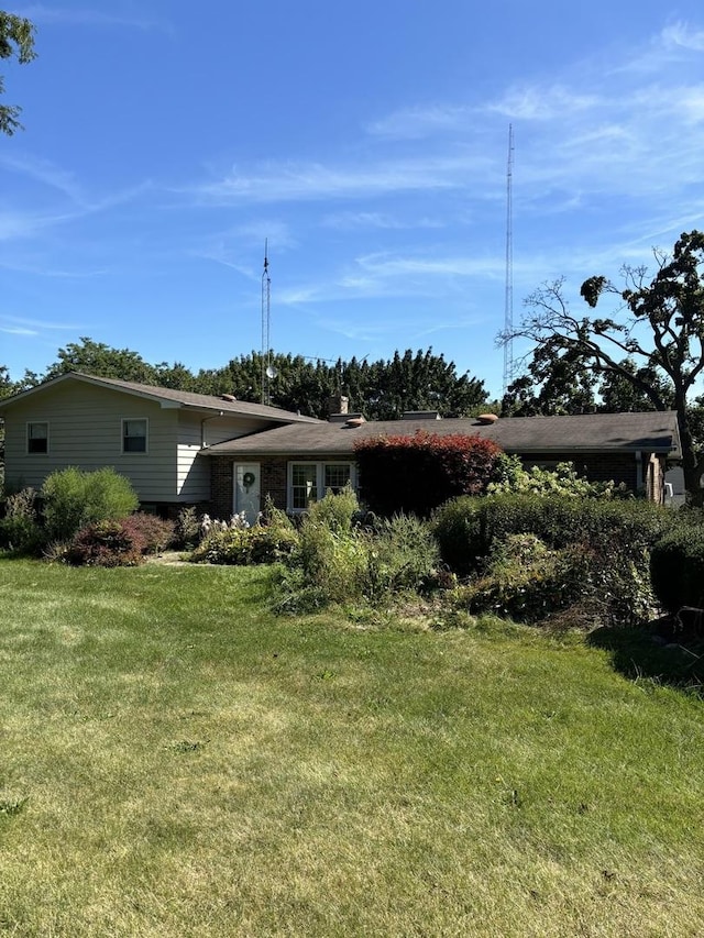 view of front facade with a front yard