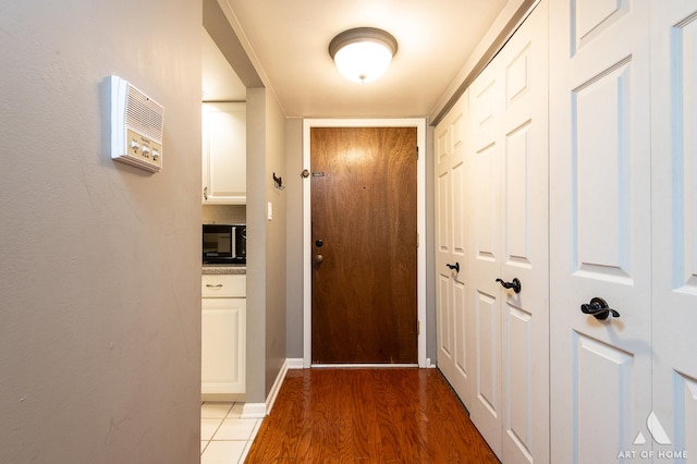 7930 Woodglen Ln Unit 204, Downers Grove, IL 60516 - entryway featuring light wood finished floors and baseboards