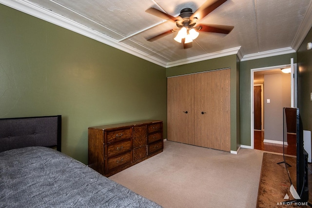 7930 Woodglen Ln Unit 204, Downers Grove, IL 60516 - bedroom with carpet floors, ornamental molding, ceiling fan, baseboards, and a closet