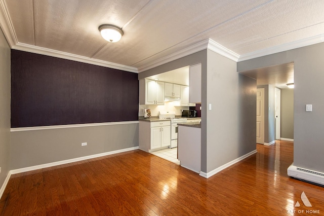7930 Woodglen Ln Unit 204, Downers Grove, IL 60516 - bar with white gas stove, crown molding, light wood finished floors, under cabinet range hood, and baseboards