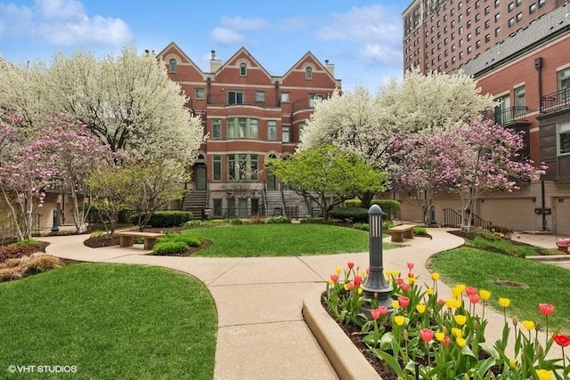view of property's community featuring a yard