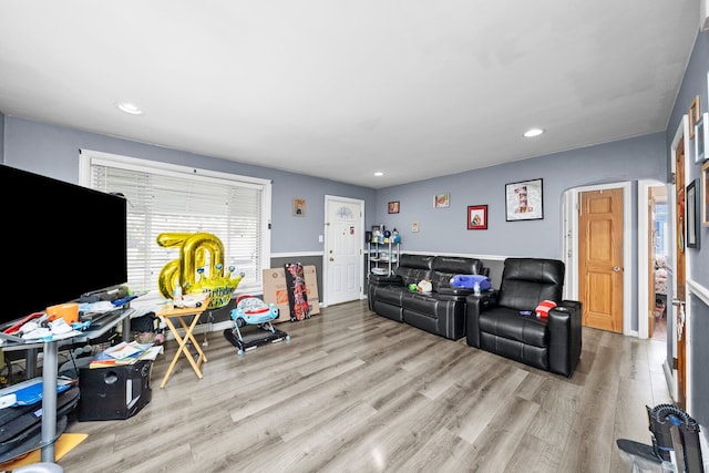 living area with wood finished floors and recessed lighting