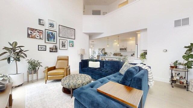 3133 Palmer Dr, Champaign, IL 61822 - living area featuring a high ceiling and baseboards