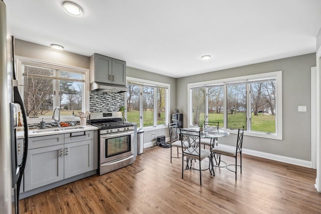 31 Bruce Ct N, Lockport, IL 60441 - kitchen featuring gas stove, a sink, gray cabinets, under cabinet range hood, and wood finished floors
