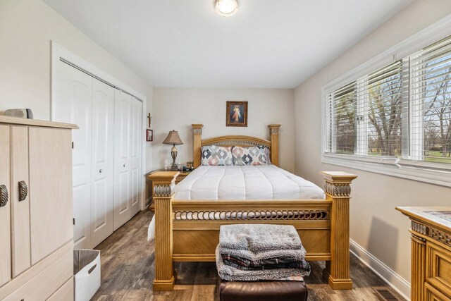 31 Bruce Ct N, Lockport, IL 60441 - bedroom featuring wood finished floors, a closet, and baseboards