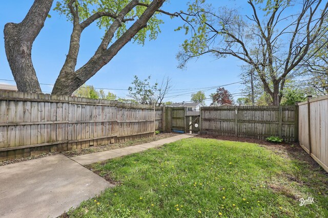 view of yard featuring a gate