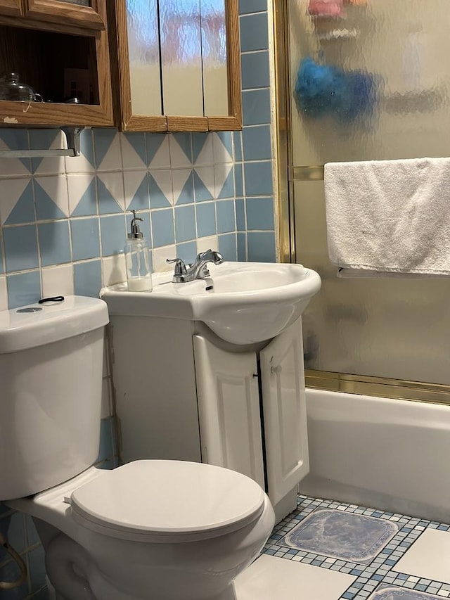 full bathroom with toilet, vanity, tasteful backsplash, and enclosed tub / shower combo