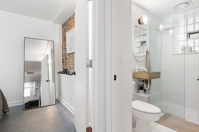 full bath with a tile shower and toilet