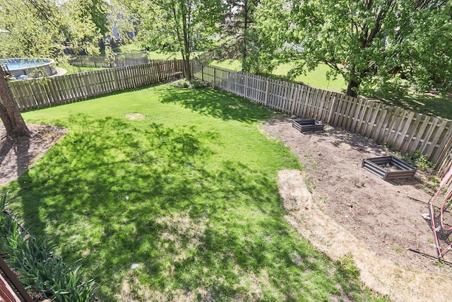 view of yard featuring a garden