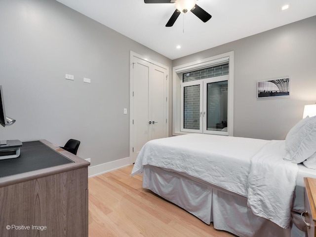 bedroom featuring light wood-style flooring, baseboards, a desk, a ceiling fan, and recessed lighting