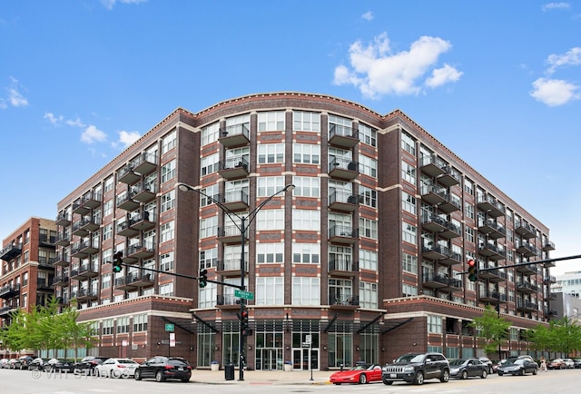 view of apartment building / complex
