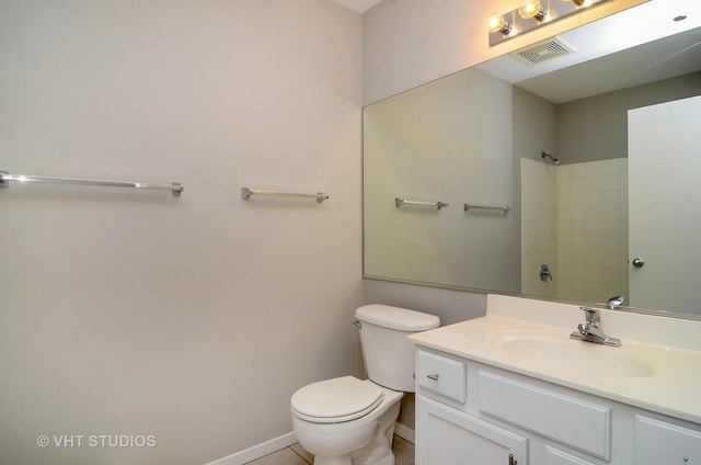 full bath featuring a shower, toilet, vanity, and baseboards