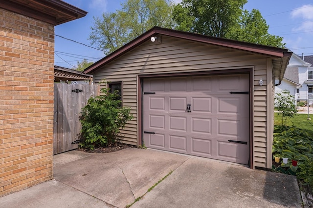 315 W Bennett St, Pontiac, IL 61764 - detached garage with driveway and a gate
