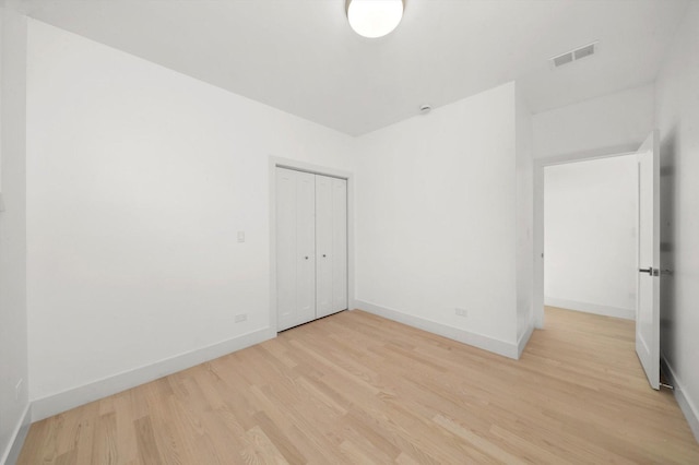 2700 W Jackson Blvd, Chicago, IL 60612 - unfurnished bedroom featuring light wood-style floors, baseboards, and a closet