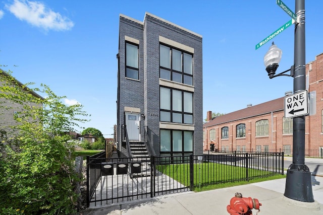 2700 W Jackson Blvd, Chicago, IL 60612 - view of property featuring a fenced front yard