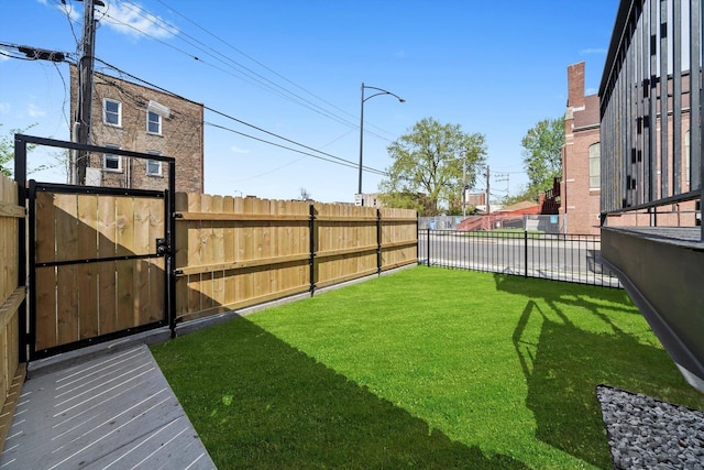2700 W Jackson Blvd, Chicago, IL 60612 - view of yard with a gate
