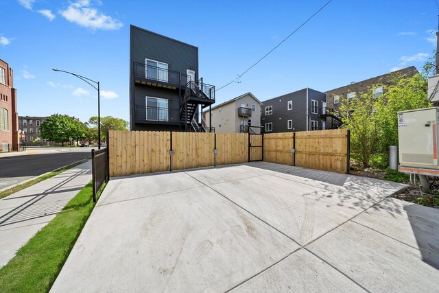 2700 W Jackson Blvd, Chicago, IL 60612 - view of basketball court featuring a gate, fence, and a residential view