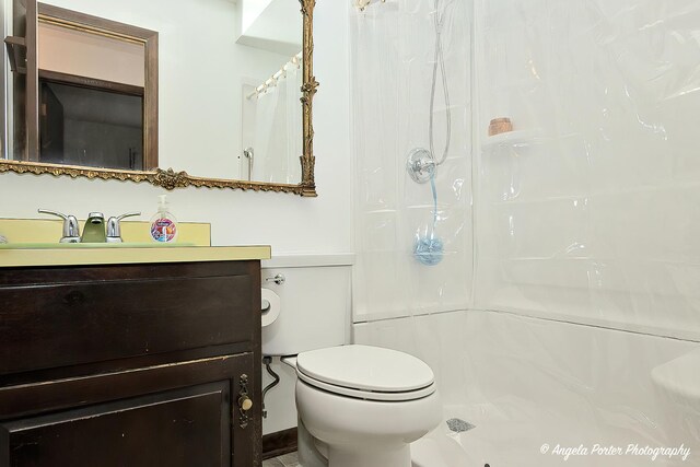 5308 Wonder Woods Dr, Wonder Lake, IL 60097 - full bathroom featuring vanity, a shower with shower curtain, and toilet