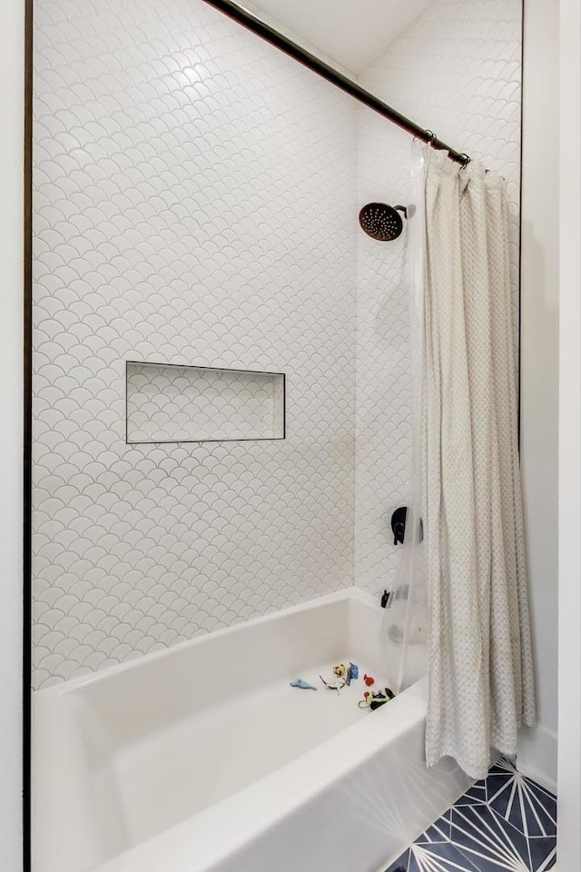 2312 W Hutchinson St, Chicago, IL 60618 - full bath with shower / bath combo with shower curtain