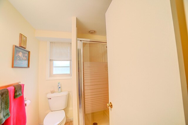 406 E Fine St, Ashkum, IL 60911 - full bath featuring a shower stall, toilet, and baseboards