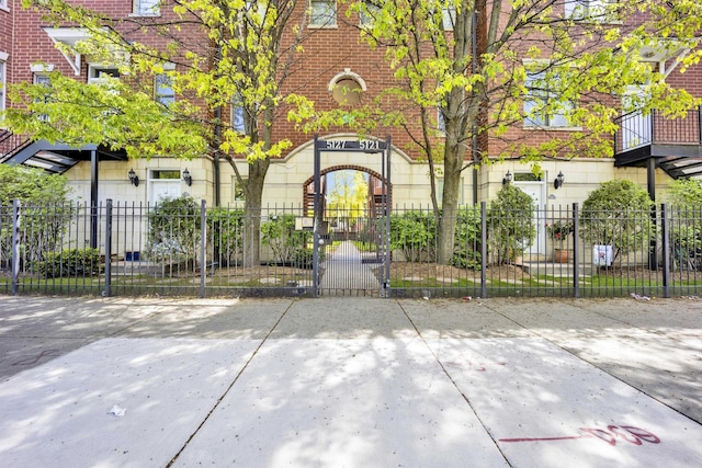 5127 N Damen Ave Unit B, Chicago, IL 60625 - gate with a fenced front yard