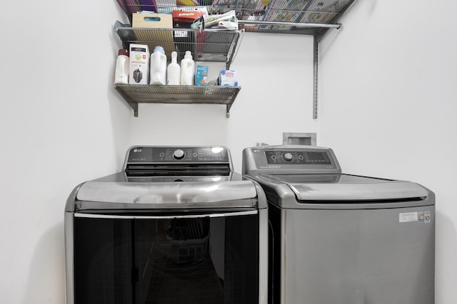 5127 N Damen Ave Unit B, Chicago, IL 60625 - laundry area with washing machine and clothes dryer