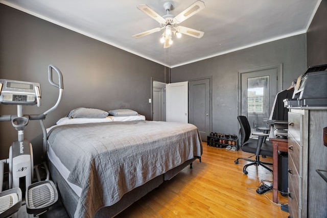 5000 S Cornell Ave Unit 21B, Chicago, IL 60615 - bedroom with light wood-style floors, a desk, crown molding, and a ceiling fan