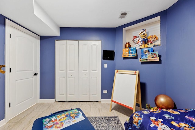 bedroom featuring baseboards and a closet