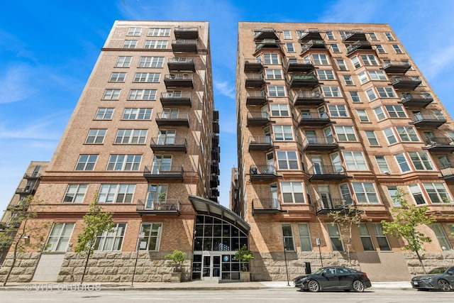 view of apartment building / complex