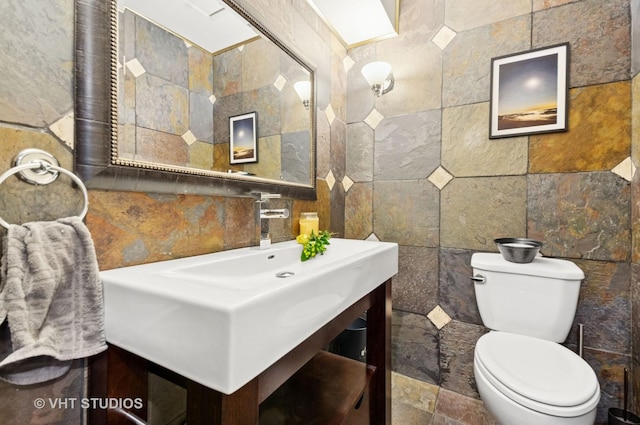 670 Ballantrae Dr Unit 900C, Northbrook, IL 60062 - bathroom featuring tile walls, toilet, vanity, and backsplash