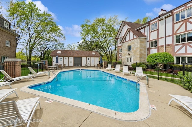 670 Ballantrae Dr Unit 900C, Northbrook, IL 60062 - community pool with fence and a patio area