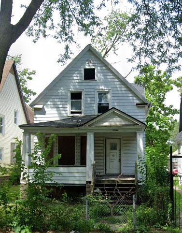view of front facade featuring covered porch and fence
