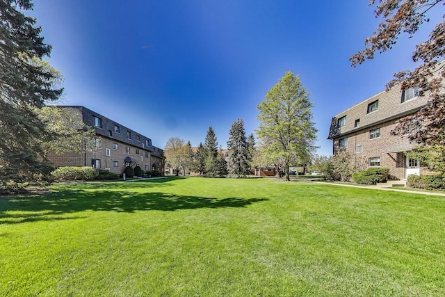 116 Steeple Dr Unit E, Buffalo Grove, IL 60089 - surrounding community featuring a lawn