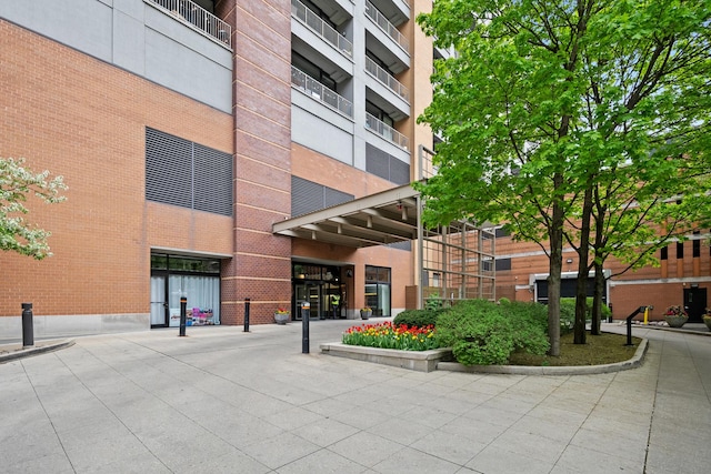 view of apartment building / complex