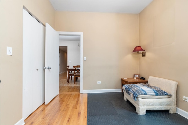 908 W Lakeside Pl Unit 3W, Chicago, IL 60640 - sitting room with light wood-type flooring and baseboards