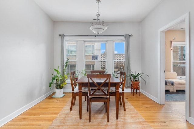 908 W Lakeside Pl Unit 3W, Chicago, IL 60640 - dining space featuring light wood-style floors and baseboards