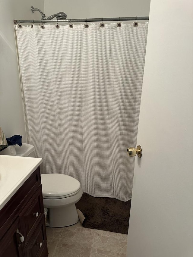 full bathroom with vanity, toilet, and a shower with curtain