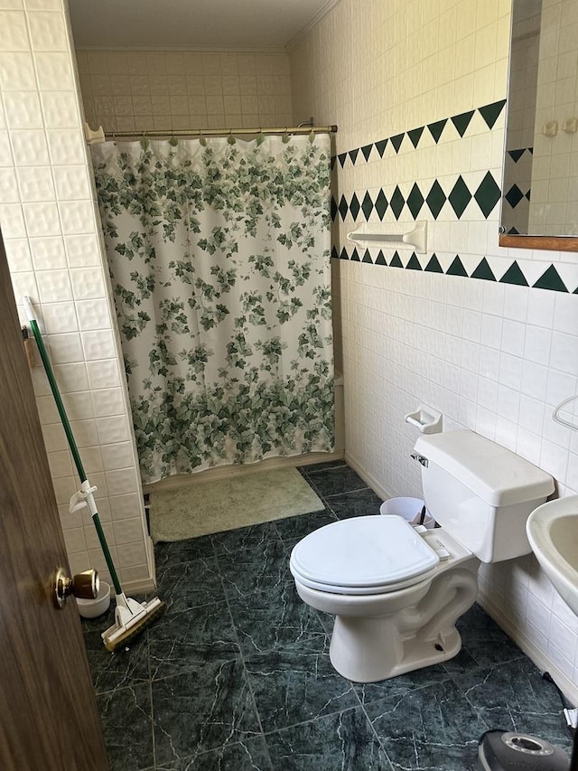 bathroom featuring toilet and curtained shower